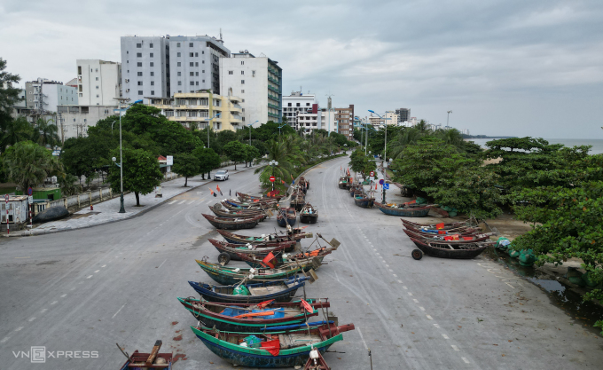 Hàng trăm thuyền bè được kéo lên đường Hồ Xuân Hương. Ảnh: Lê Hoàng