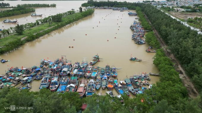 Nhiều thuyền bè được kéo vào các rặng phi lao ven biển. Ảnh: Lê Hoàng