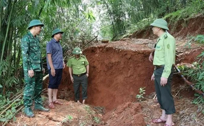 Vết nứt ở đồi Cha Khót, Quan Sơn đang lan rộng. Ảnh: Lam Sơn