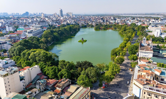 Hà Nội đang vào thu, khu vực Hồ Gươm tràn ngập nắng. Ảnh: Giang Huy