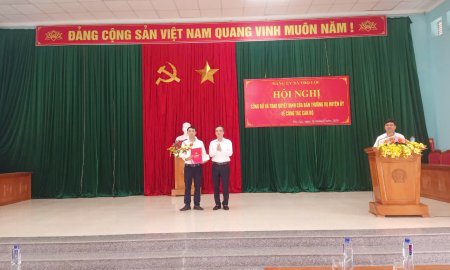 Huyện Thọ Xuân công bố  và trao quyết định của Ban Thường vụ Huyện ủy 